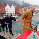 Prins Charles og Kong Harald går ombord forskningsskipet "Brennholm"  (Foto: Stian Lysberg Solum / Scanpix)